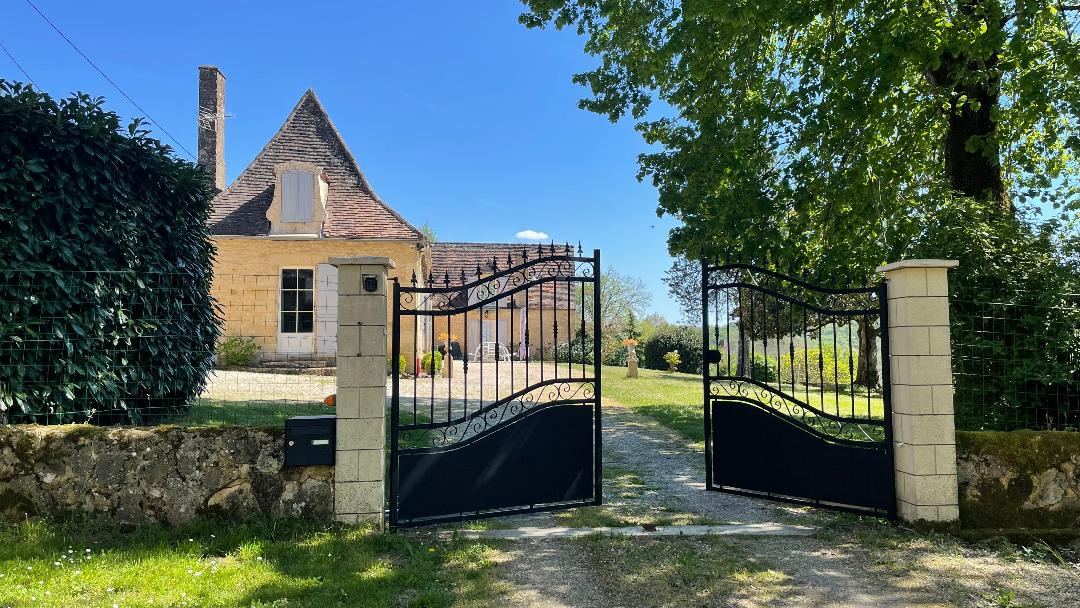 Portail en fer forgé à l'entrée de la Combe d'Estève, Périgord noir